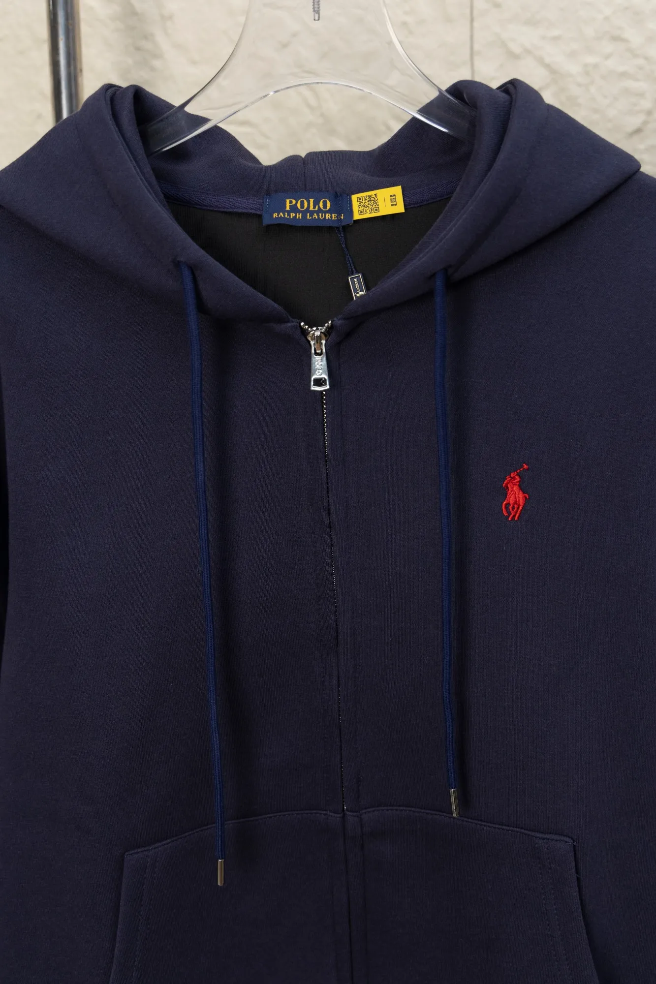 P270 Style No.: JZ024 Raff embroidered small label hooded jacket. Xuanwang New Rescue Limited Counter Jacket 420g air layer compound fabric. Imported machine full classic embroidered small label os version. Versatile style. Couple style. Color: black, navy. Size: S M L XL.